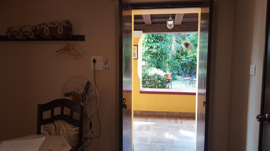 Casa Menezes - A Heritage Goan Homestay Bambolim Kamer foto