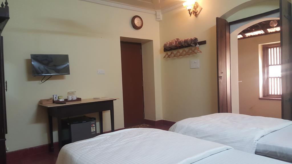 Casa Menezes - A Heritage Goan Homestay Bambolim Kamer foto