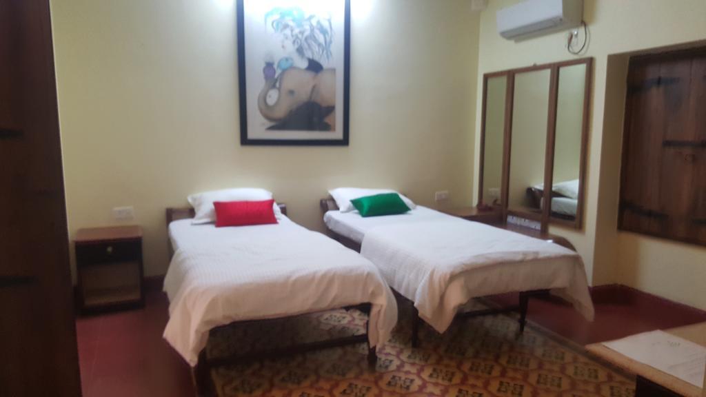 Casa Menezes - A Heritage Goan Homestay Bambolim Kamer foto